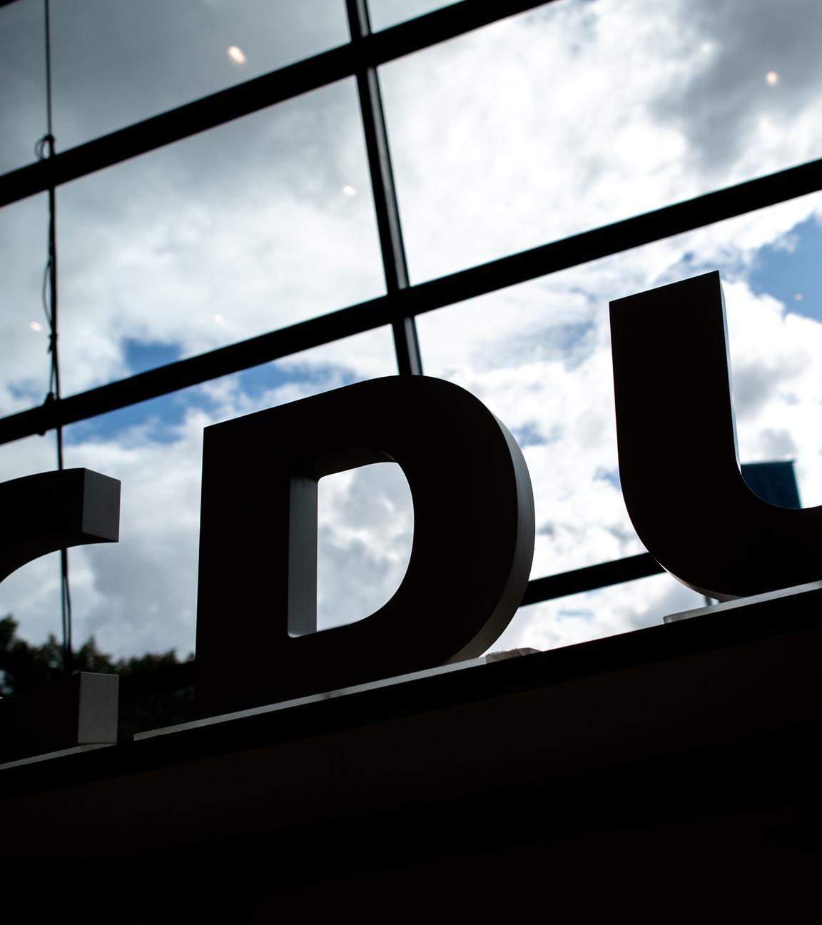  Ein Logo der CDU steht vor einem Fenster auf dem Landesparteitag der CDU Niedersachsen.