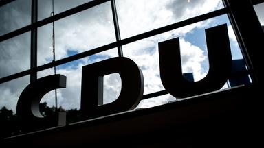  Ein Logo der CDU steht vor einem Fenster auf dem Landesparteitag der CDU Niedersachsen.