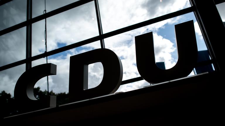  Ein Logo der CDU steht vor einem Fenster auf dem Landesparteitag der CDU Niedersachsen.