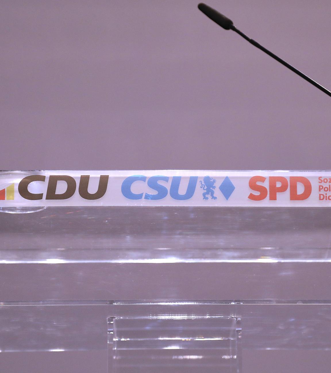 eutscher Bundestag, Paul-Löbe-Haus: Bekanntgabe Einigung auf Koalition von CDU, CSU und SPD: Rednerpult mit den Logos der Parteien