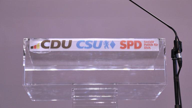 eutscher Bundestag, Paul-Löbe-Haus: Bekanntgabe Einigung auf Koalition von CDU, CSU und SPD: Rednerpult mit den Logos der Parteien