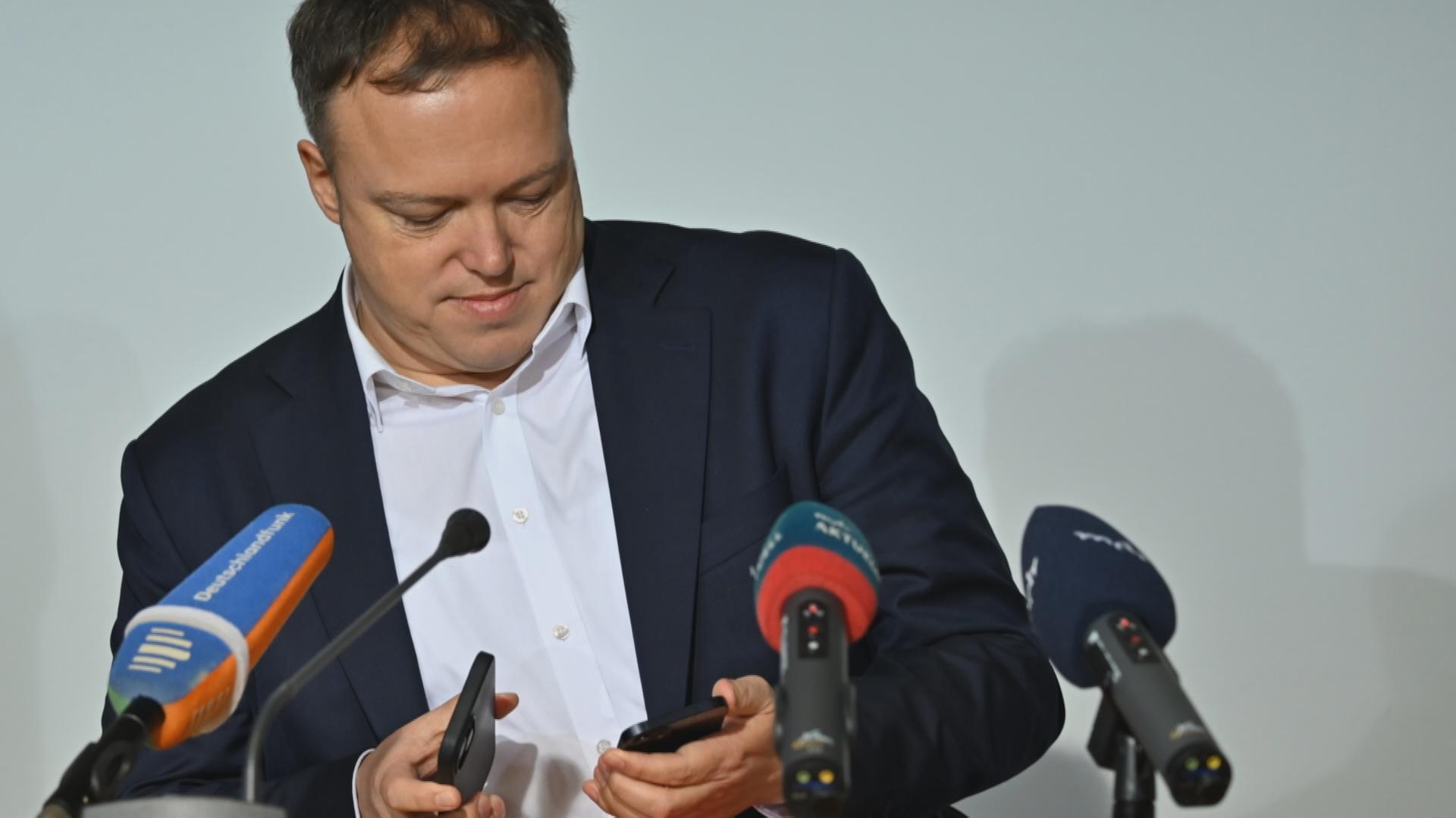Auf dem Bild ist der Thüringer CDU Partei- und Fraktionschef Voigt bei einer Rede zu sehen.