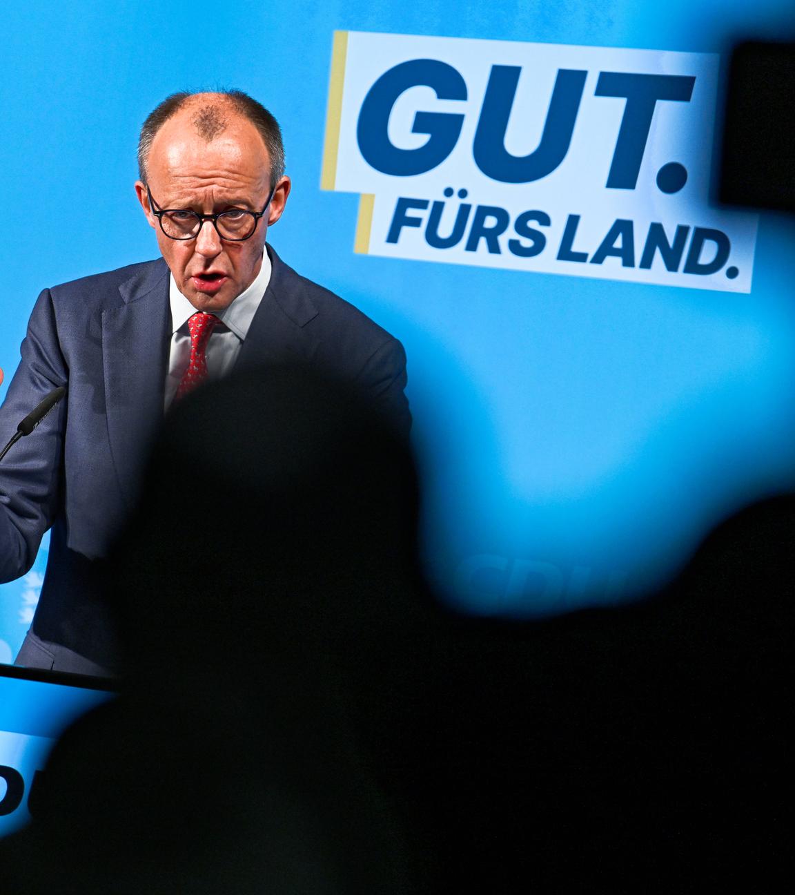 16.01.2026, Baden-Württemberg, Heddesheim: Bundeskanzler Friedrich Merz (CDU) spricht in einer Halle der Spedition Pfenning Logistics während einer Wahlkampfveranstaltung.