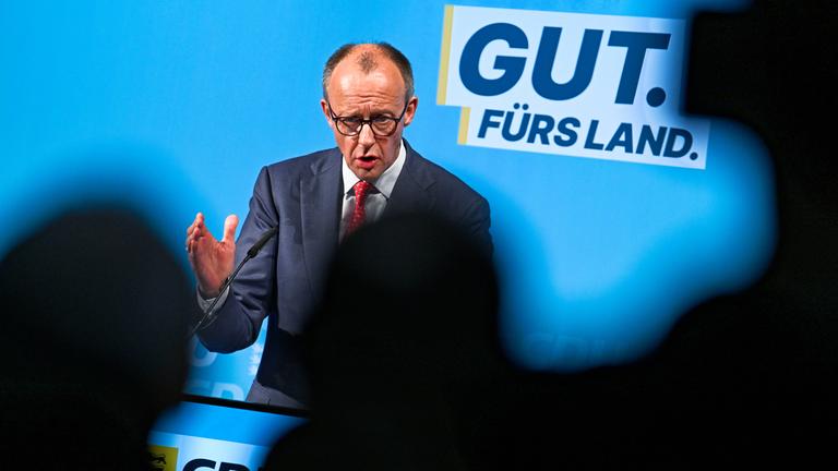 16.01.2026, Baden-Württemberg, Heddesheim: Bundeskanzler Friedrich Merz (CDU) spricht in einer Halle der Spedition Pfenning Logistics während einer Wahlkampfveranstaltung.