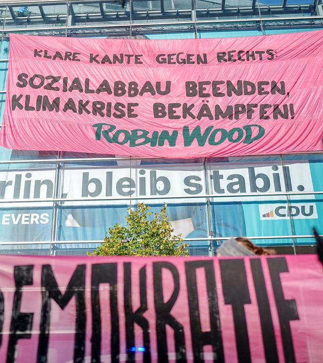 Aktivisten der Gruppe Robin Wood protestieren mit einem Plakat an der CDU Zentrale, dem Konrad Adenauer Haus. 