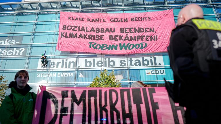 Aktivisten der Gruppe Robin Wood protestieren mit einem Plakat an der CDU Zentrale, dem Konrad Adenauer Haus. 