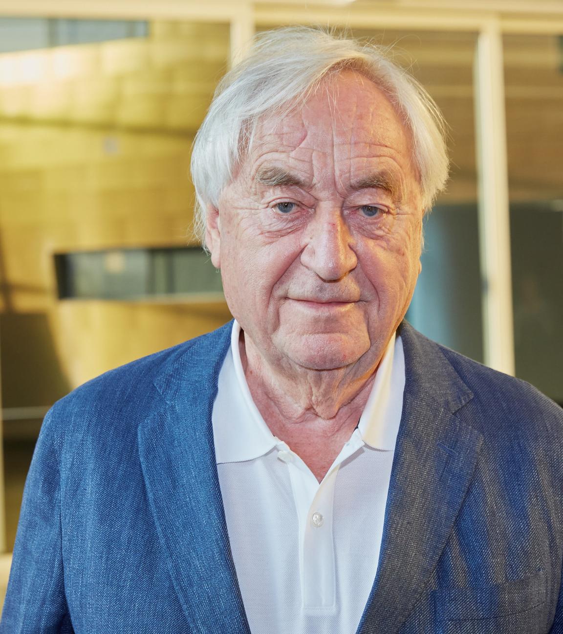 Der niederländische Schriftsteller Cees Nooteboom blickt am 14.09.2016 in Hamburg während der Eröffnung des 8. Harbour Front Literaturfestivals in die Kamera.