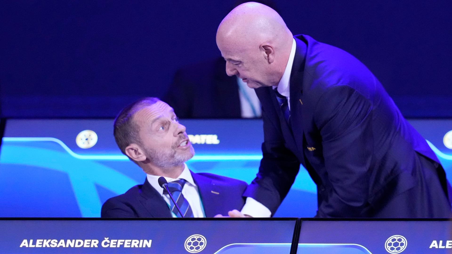 FIFA-Präsident Gianni Infantino (rechts) spricht mit UEFA-Präsident Aleksander Ceferin