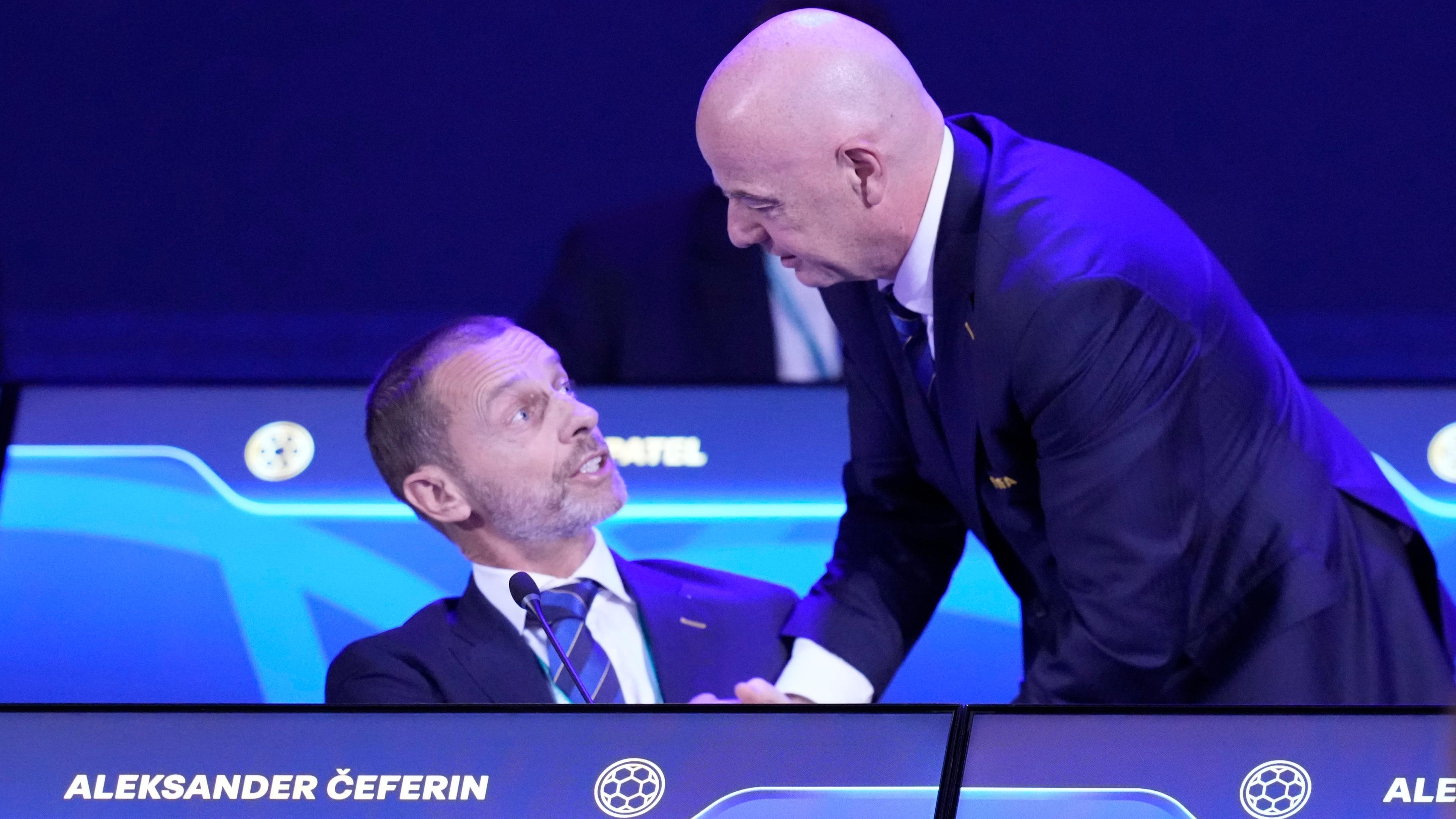 FIFA-Präsident Gianni Infantino (rechts) spricht mit UEFA-Präsident Aleksander Ceferin