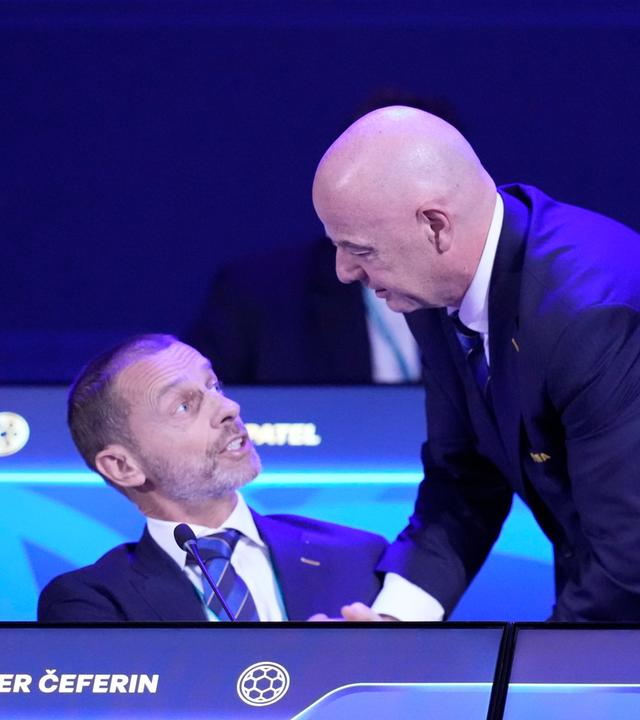 FIFA-Präsident Gianni Infantino (rechts) spricht mit UEFA-Präsident Aleksander Ceferin