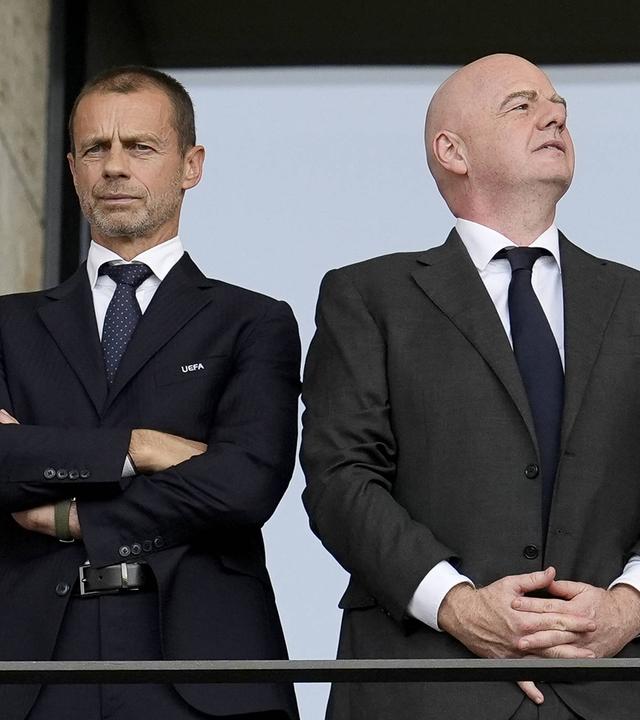 Fußball-EM 2024, Schweiz - Italien: UEFA-Präsident Aleksander Ceferin (links) und FIFA-Präsident Gianni Infantino stehen nebeneinander auf der Tribüne des Berliner Olympiastadions