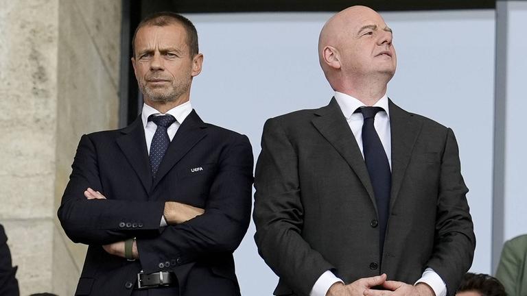 Fußball-EM 2024, Schweiz - Italien: UEFA-Präsident Aleksander Ceferin (links) und FIFA-Präsident Gianni Infantino stehen nebeneinander auf der Tribüne des Berliner Olympiastadions
