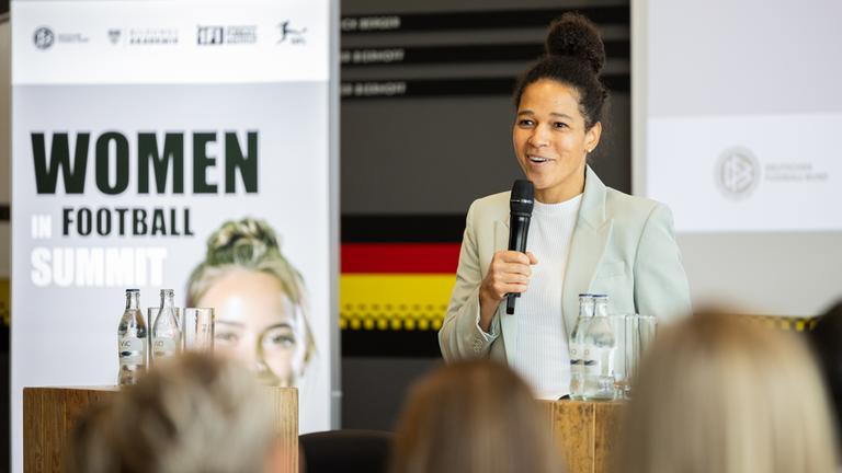 DFB-Vizepräsidentin Celia Šašić hält beim "Women in Football Summit" eine Rede