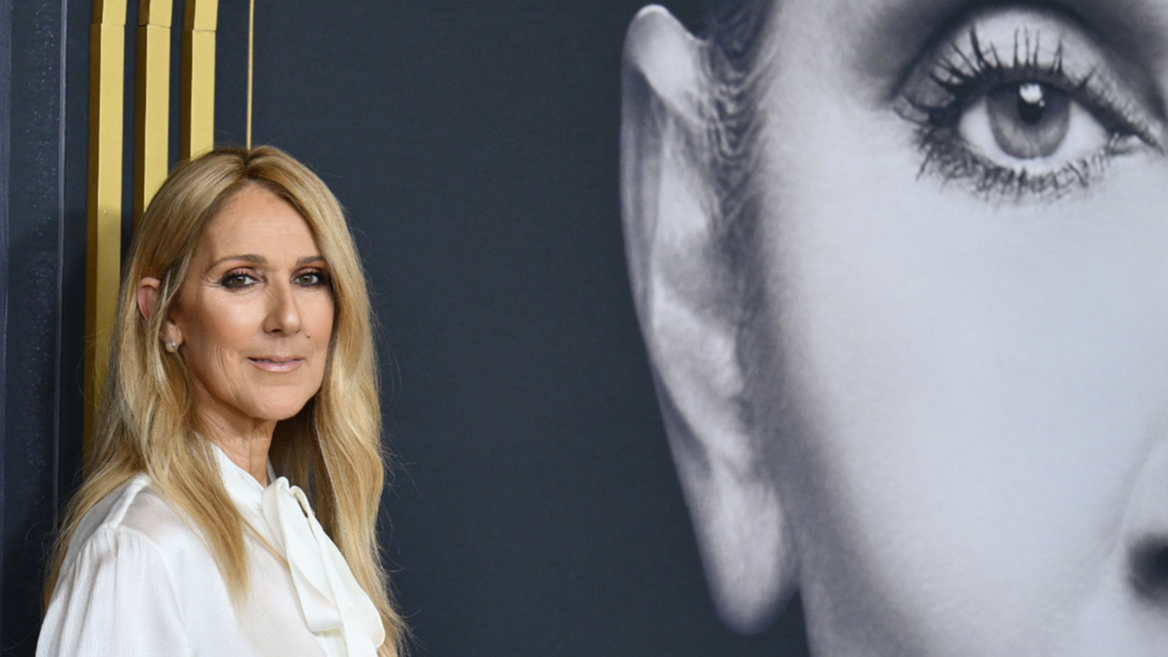 Celine Dion vor einer Leinwand