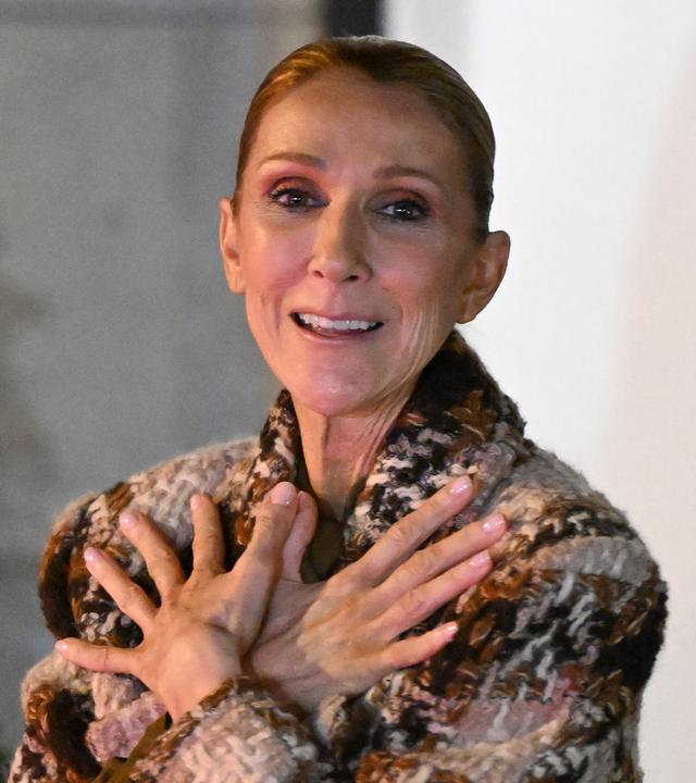 Sängerin Céline Dion nimmt sich vor dem Hotel Royal Monceau Zeit für ihre Fans.