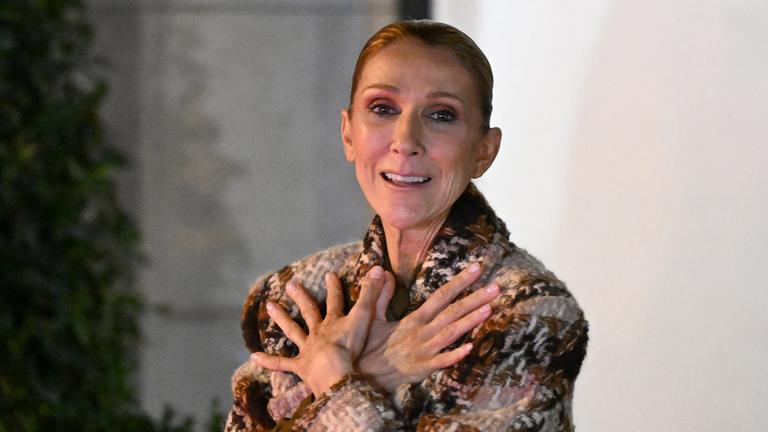 Sängerin Céline Dion nimmt sich vor dem Hotel Royal Monceau Zeit für ihre Fans.