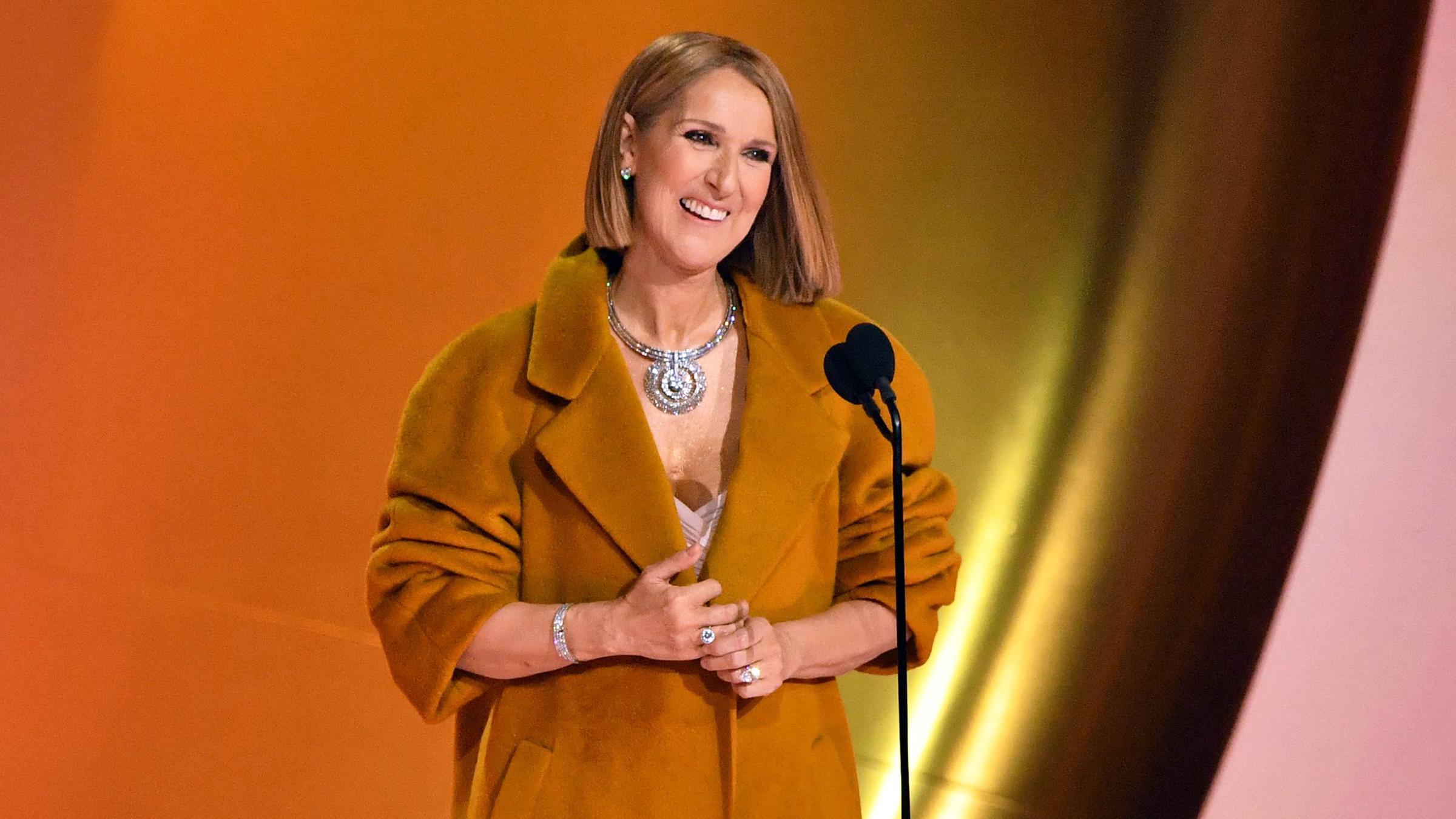 Celine Dion vor einem Mikrofon bei den Grammys