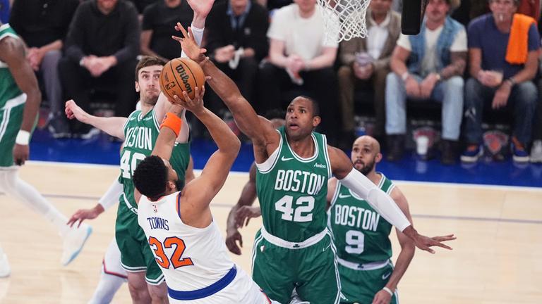 Al Horford (42) und Luke Kornet (40) von den Boston Celtics verteidigen einen Wurf von Karl-Anthony Towns (32) von den New York Knicks in der ersten Halbzeit von Spiel 6 der Halbfinalserie der Eastern Conference in den NBA-Playoffs.