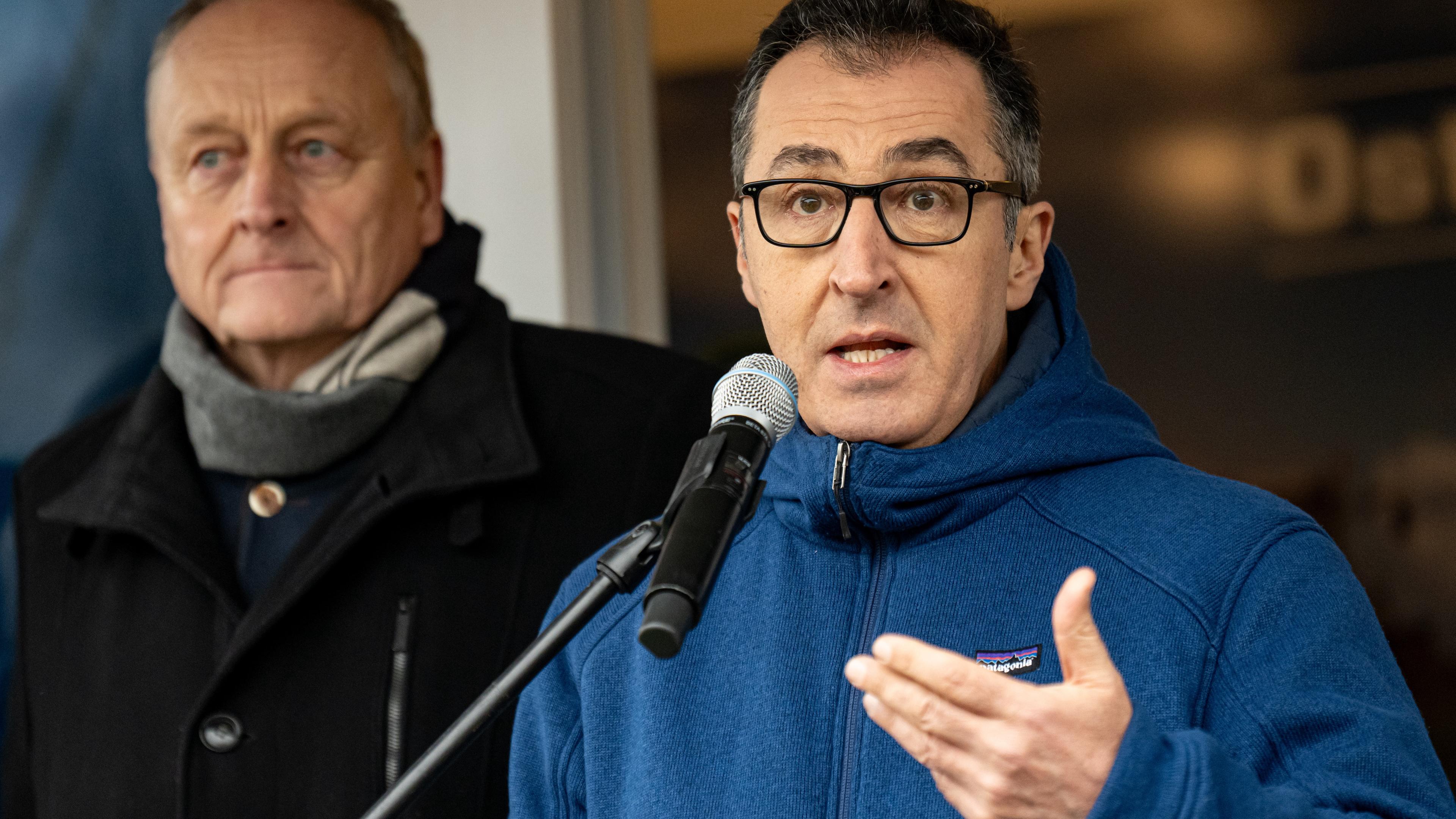 Berlin: Joachim Rukwied (l), Präsident des Deutschen Bauernverbandes, und Cem Özdemir (Bündnis 90/Die Grünen), Bundesminister für Ernährung und Landwirtschaft, stehen während einer Demonstration des Deutschen Bauernverbandes unter dem Motto "Zu viel ist zu viel! Jetzt ist Schluss!" vor dem Brandenburger Tor auf der Bühne.