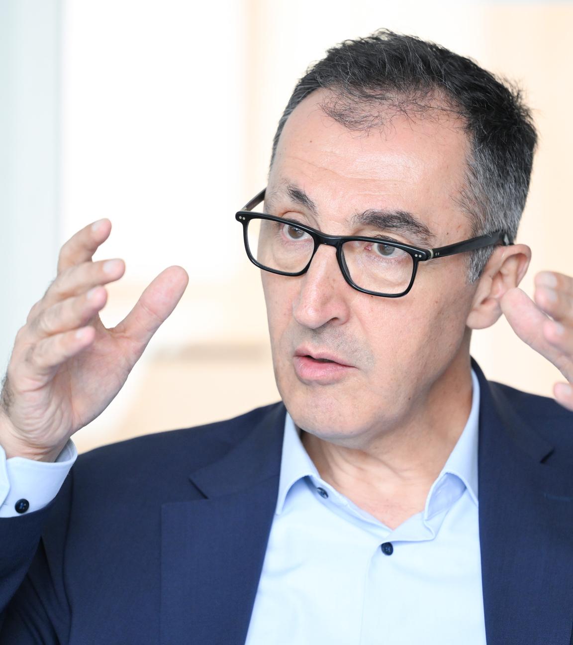 Archiv:  Cem Özdemir (Bündnis 90/Die Grünen), Spitzenkandidat für die Landtagswahl in Baden-Württemberg 2026, spricht in einem Interview mit Journalisten der Deutschen Presse-Agentur. 