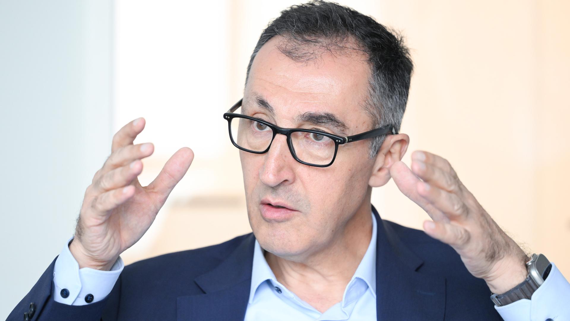 Archiv:  Cem Özdemir (Bündnis 90/Die Grünen), Spitzenkandidat für die Landtagswahl in Baden-Württemberg 2026, spricht in einem Interview mit Journalisten der Deutschen Presse-Agentur. 