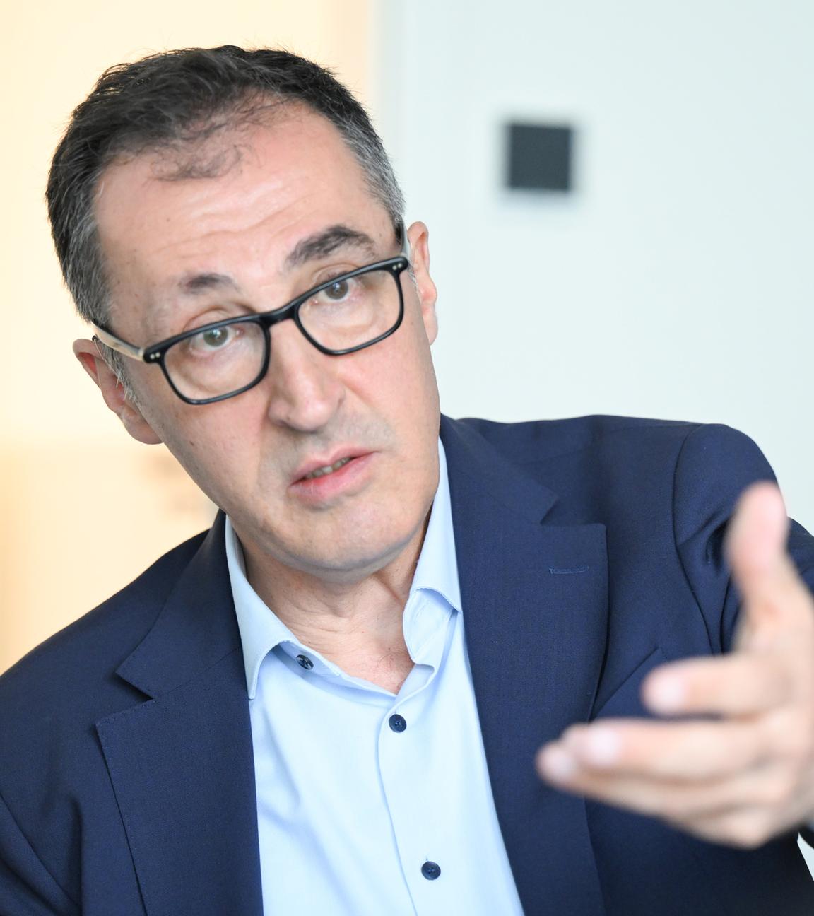 Archiv: Cem Özdemir (Bündnis 90/Die Grünen), Spitzenkandidat für die Landtagswahl in Baden-Württemberg 2026, spricht in einem Interview am 29.07.2025 mit Journalisten der Deutschen Presse-Agentur.