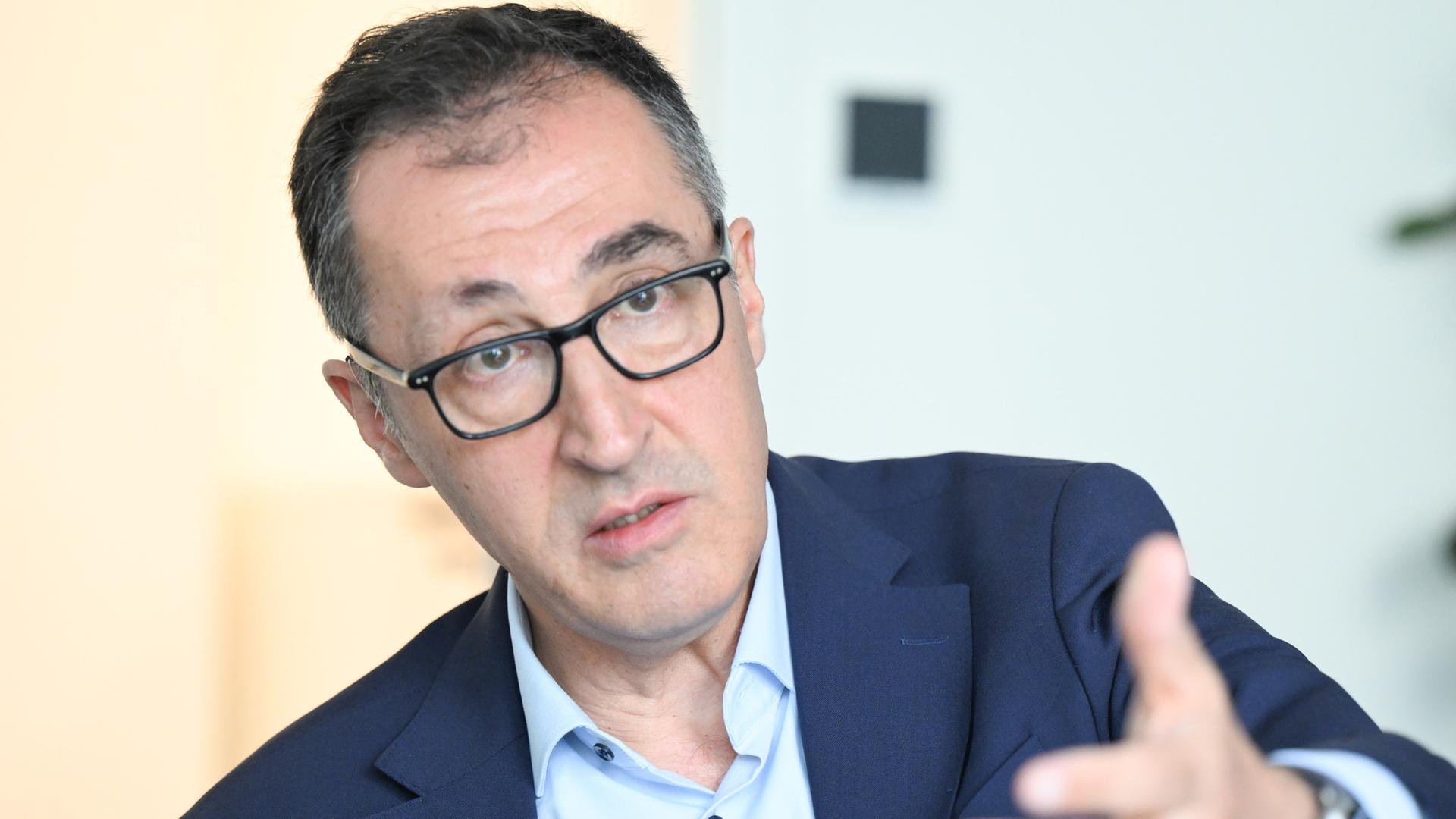 Archiv: Cem Özdemir (Bündnis 90/Die Grünen), Spitzenkandidat für die Landtagswahl in Baden-Württemberg 2026, spricht in einem Interview am 29.07.2025 mit Journalisten der Deutschen Presse-Agentur.