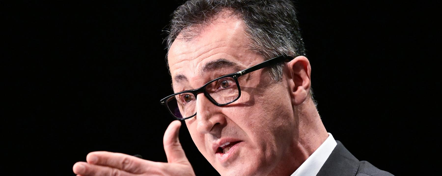 Cem Özdemir, (Bündnis 90/Die Grünen), Spitzenkandidat für die Landtagswahl in Baden-Württemberg 2026, spricht am 13.12.2025 beim Landesparteitag seiner Partei in Ludwigsburg.