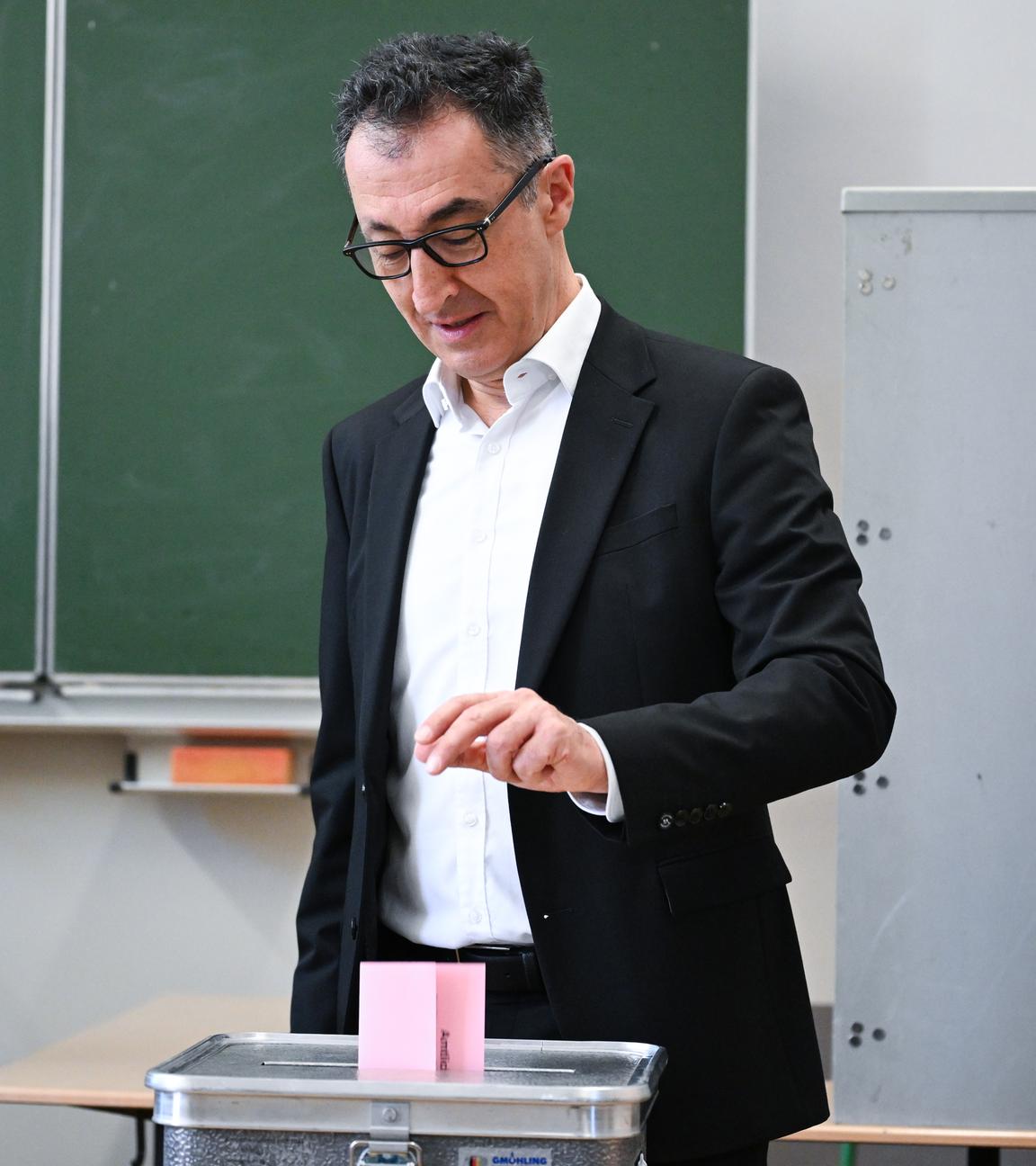08.03.2026, Baden-Württemberg, Stuttgart: Cem Özdemir (Bündnis 90/Die Grünen), Spitzenkandidat für die Landtagswahl in Baden-Württemberg 2026, steckt seinen ausgefüllten Stimmzettel in eine Wahlurne.