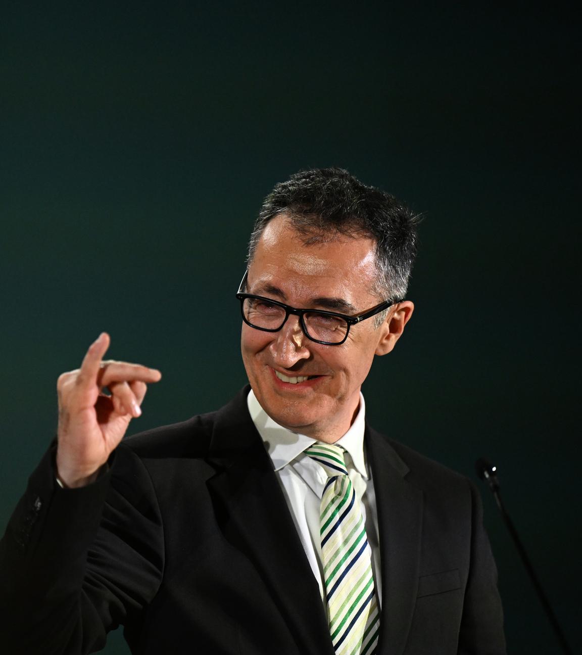 Cem Özdemir (Bündnis 90/Die Grünen), Spitzenkandidat Landtagswahl Baden-Württemberg, macht bei der Wahlparty seiner Partei am 08.03.2026 in Stuttgart eine Geste und reckt den kleinen Finger der rechten Hand hoch.