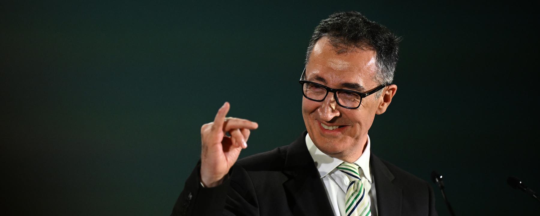 Cem Özdemir (Bündnis 90/Die Grünen), Spitzenkandidat Landtagswahl Baden-Württemberg, macht bei der Wahlparty seiner Partei am 08.03.2026 in Stuttgart eine Geste und reckt den kleinen Finger der rechten Hand hoch.