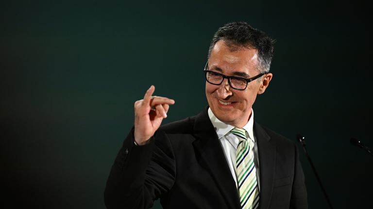 Cem Özdemir (Bündnis 90/Die Grünen), Spitzenkandidat Landtagswahl Baden-Württemberg, macht bei der Wahlparty seiner Partei am 08.03.2026 in Stuttgart eine Geste und reckt den kleinen Finger der rechten Hand hoch.