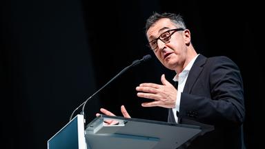 Der designierte Ministerpräsident von Baden-Württemberg, Cem Özdemir (Bündis 90/Die Grünen), spricht bei der außerordentlichen Landesdelegiertenkonferenz der Grünen zu Parteimitgliedern.