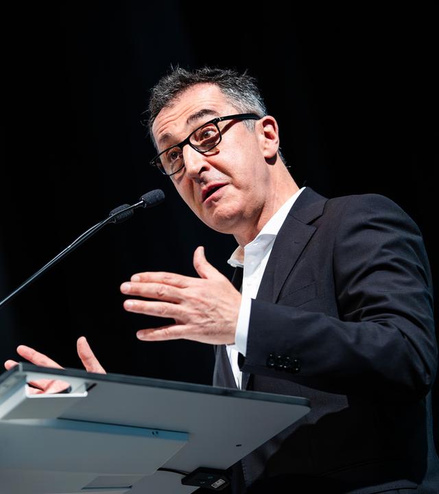 Der designierte Ministerpräsident von Baden-Württemberg, Cem Özdemir (Bündis 90/Die Grünen), spricht bei der außerordentlichen Landesdelegiertenkonferenz der Grünen zu Parteimitgliedern.