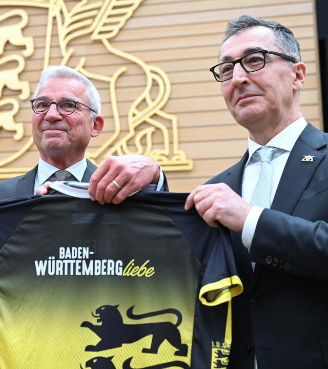 Thomas Strobl (CDU,l), Landtagspräsident von Baden-Württemberg, und Cem Özdemir (Bündnis 90/Die Grünen), neu gewählter Ministerpräsident von Baden-Württemberg, halten ein Trikot nach der Wahl, aufgenommen am 13.05.2026
