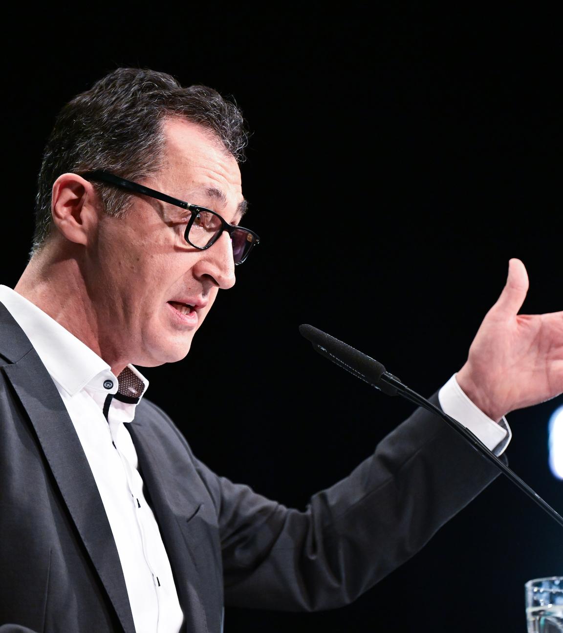 Cem Özdemir, Spitzenkandidat der Grünen für die Landtagswahl in Baden-Württemberg, steht beim Landesparteitag am Rednerpult und gibt mit einer Hand eine Richtung vor.