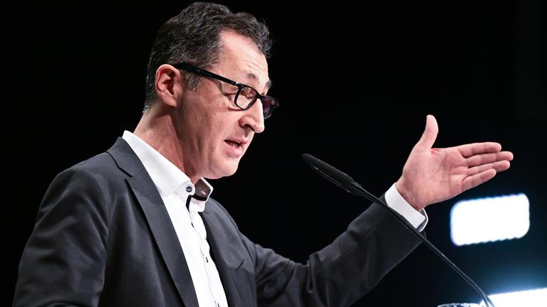 Cem Özdemir, Spitzenkandidat der Grünen für die Landtagswahl in Baden-Württemberg, steht beim Landesparteitag am Rednerpult und gibt mit einer Hand eine Richtung vor.