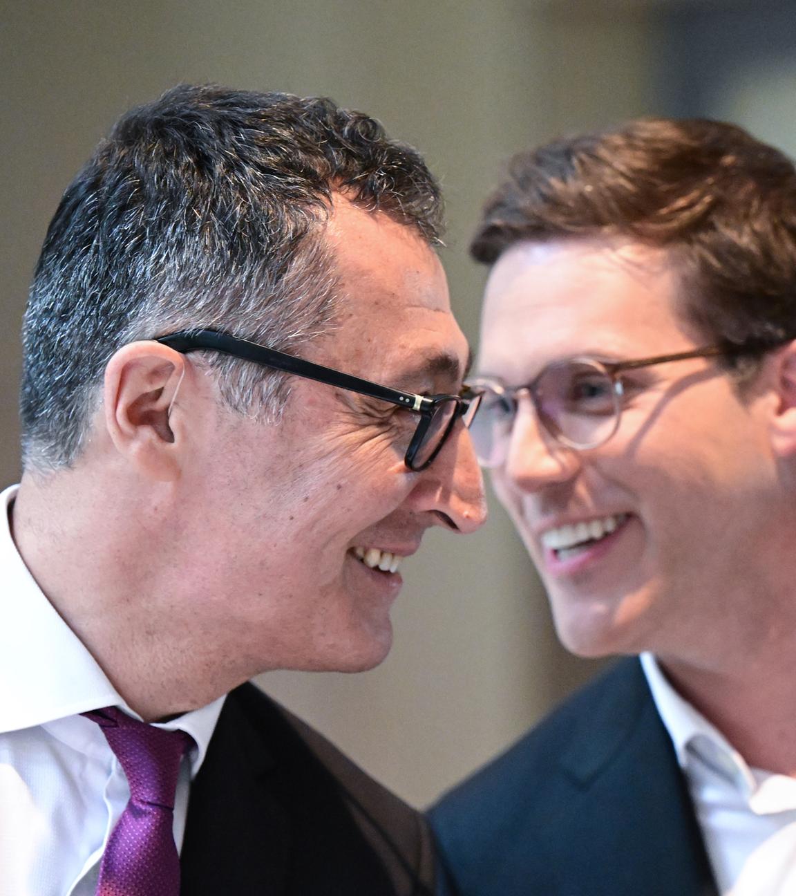 Baden-Württemberg, Stuttgart: Die beiden Verhandlungsführer der Koalitionsverhandlungen in Baden-Württemberg, Cem Özdemir (l, Bündnis 90 / Die Grünen) und Manuel Hagel (CDU) geben im Foyer des Hauses der Abgeordneten eine Pressekonferenz.