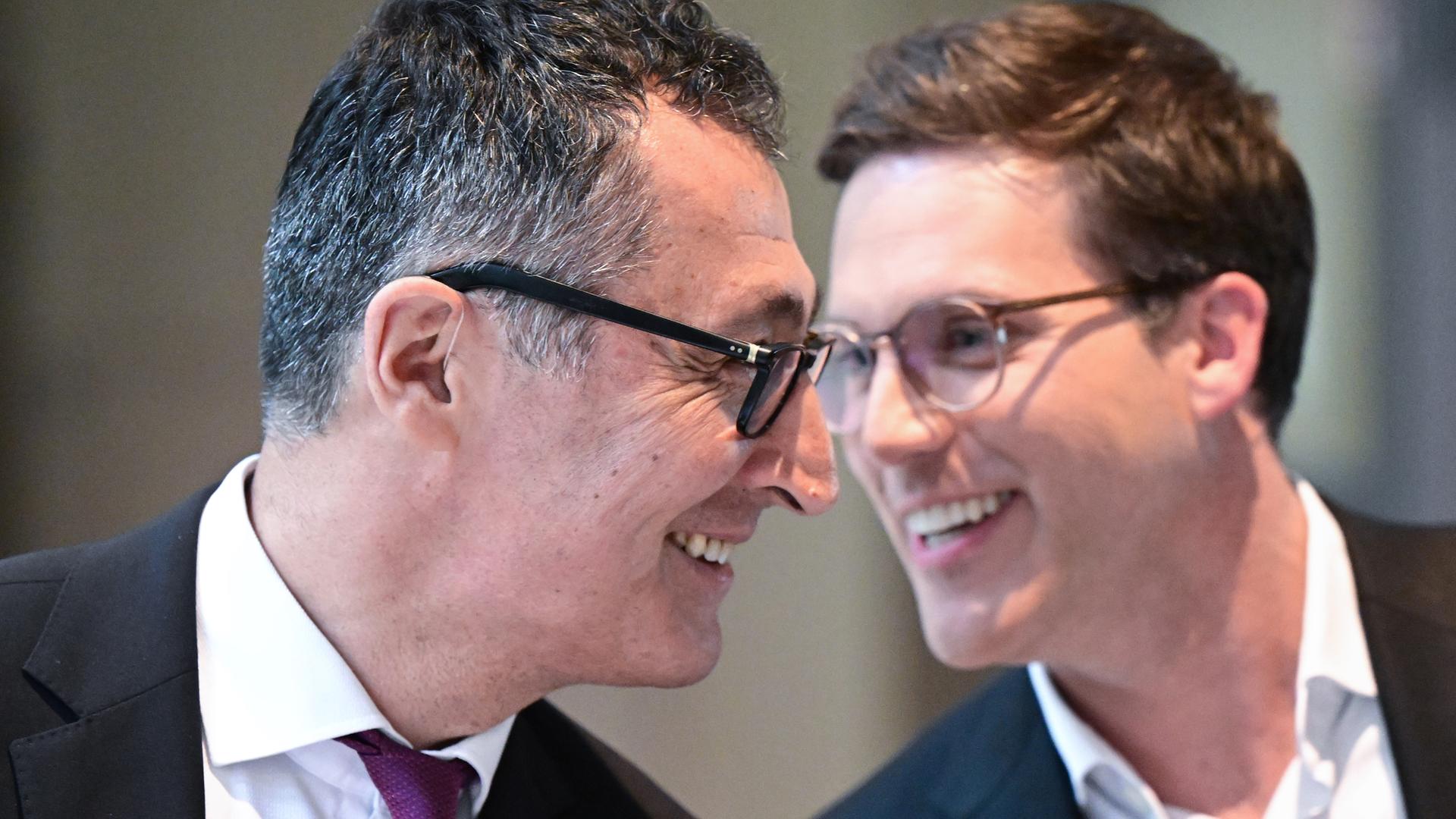 Baden-Württemberg, Stuttgart: Die beiden Verhandlungsführer der Koalitionsverhandlungen in Baden-Württemberg, Cem Özdemir (l, Bündnis 90 / Die Grünen) und Manuel Hagel (CDU) geben im Foyer des Hauses der Abgeordneten eine Pressekonferenz.