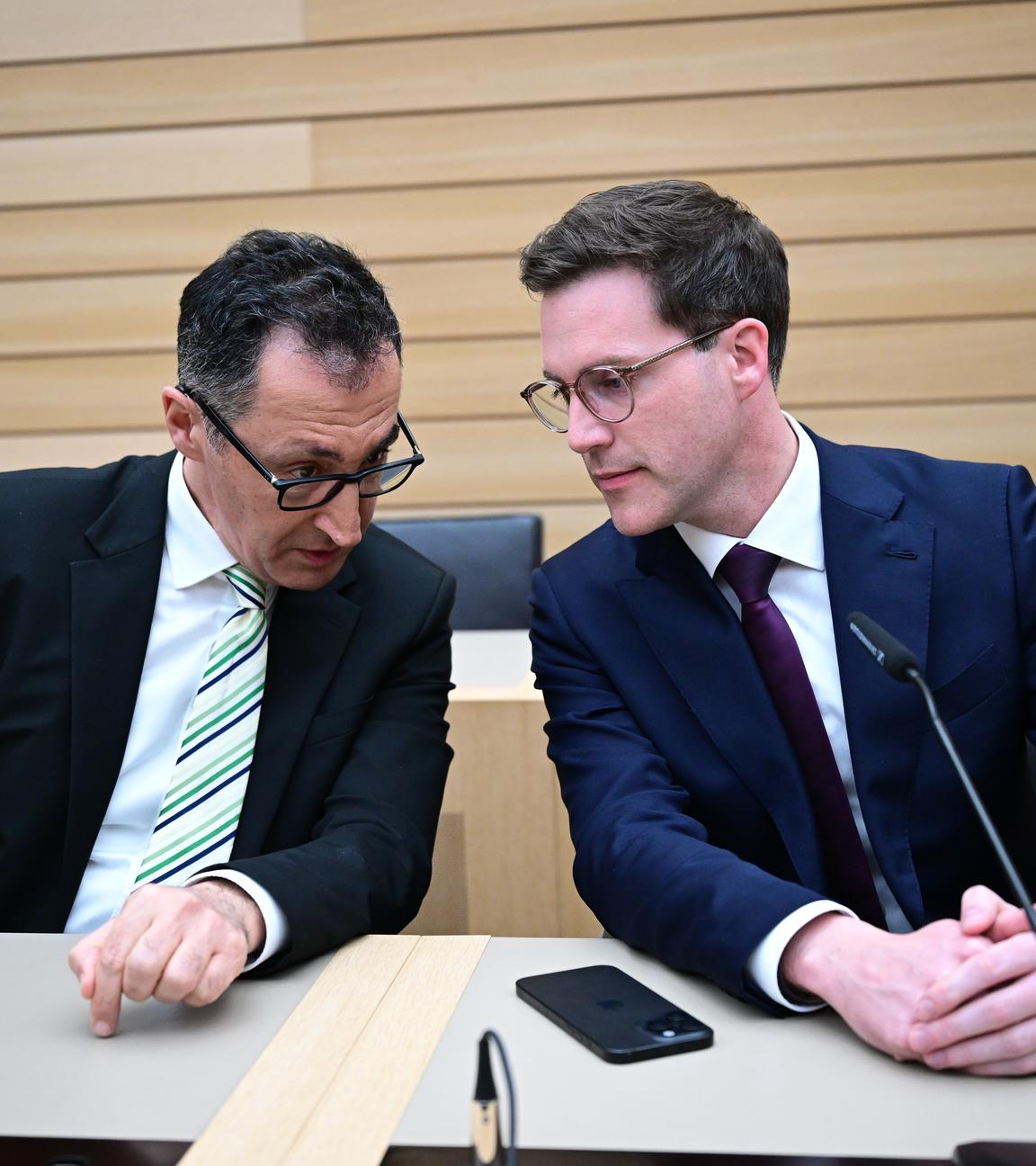 Cem Özdemir und Manuel Hagel sprechen miteinander.