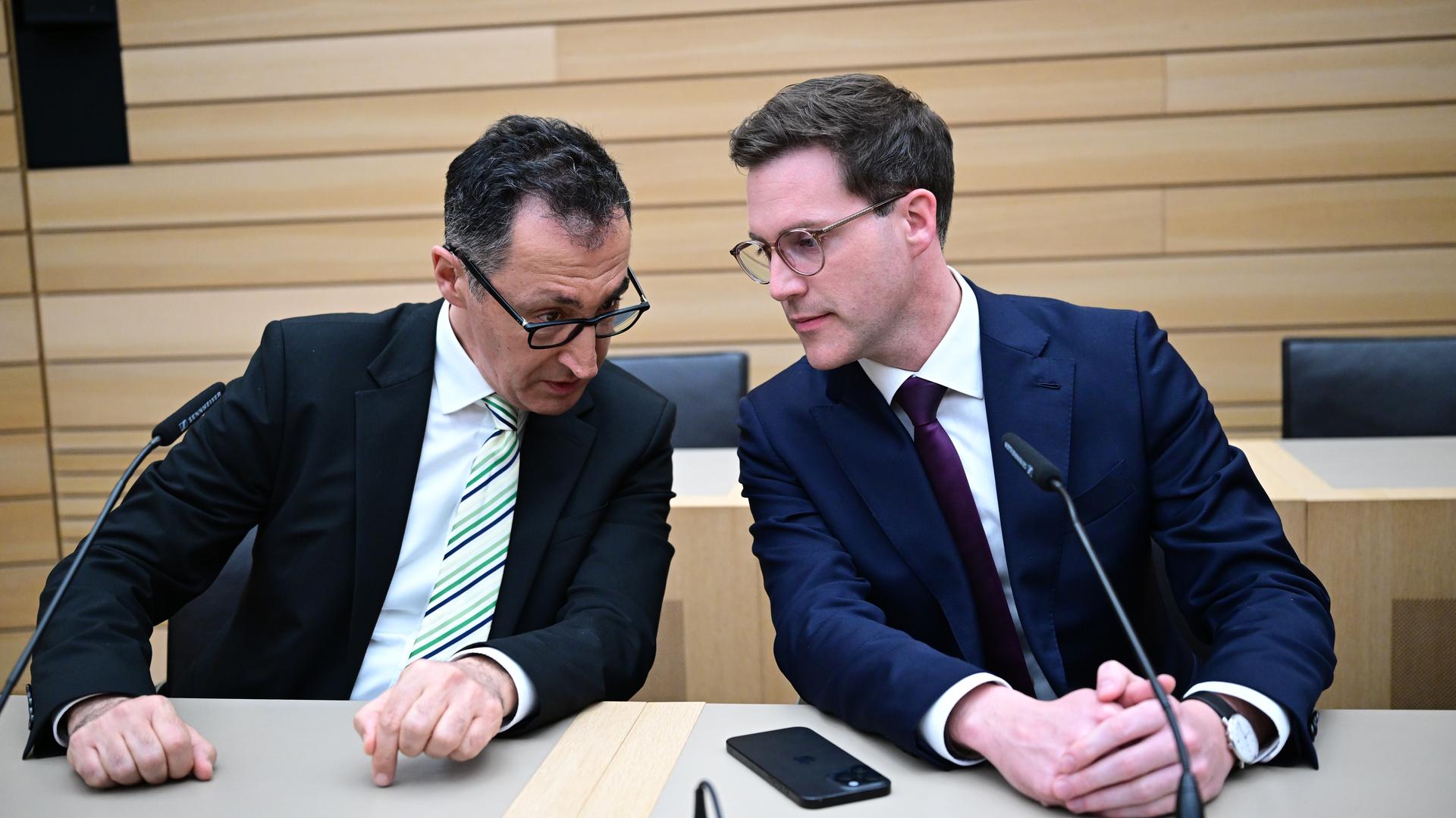 Cem Özdemir und Manuel Hagel sprechen miteinander.