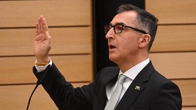 Cem Özdemir hebt die rechte Hand zum Eid.