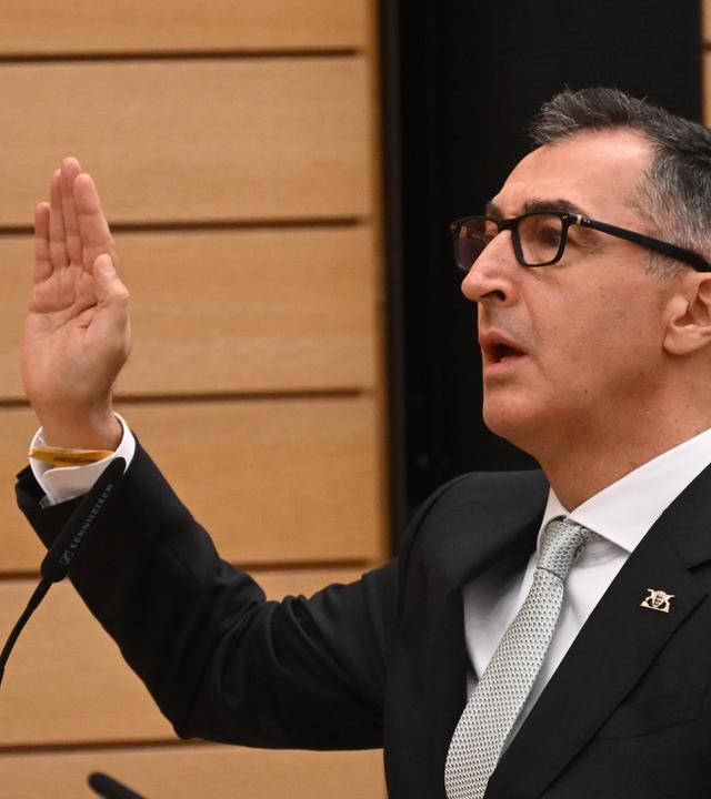 Cem Özdemir hebt die rechte Hand zum Eid.