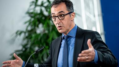 Cem Özdemir (Bündnis 90/Die Grünen), Bundesminister für Ernährung und Landwirtschaft, spricht auf einer Pressekonferenz über die Eckpunkte für eine gesetzliche Tierhaltungskennzeichnung.