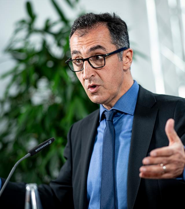 Cem Özdemir (Bündnis 90/Die Grünen), Bundesminister für Ernährung und Landwirtschaft, spricht auf einer Pressekonferenz über die Eckpunkte für eine gesetzliche Tierhaltungskennzeichnung.