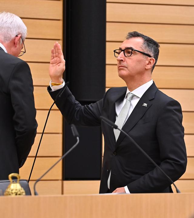 Cem Özdemir schwört den Amtseid als neuer Ministerpräsident von Baden-Württemberg 
