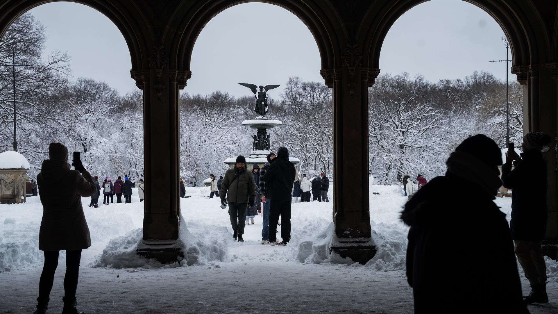 Schneemassen am Bethesda-Brunnen im Central Park.