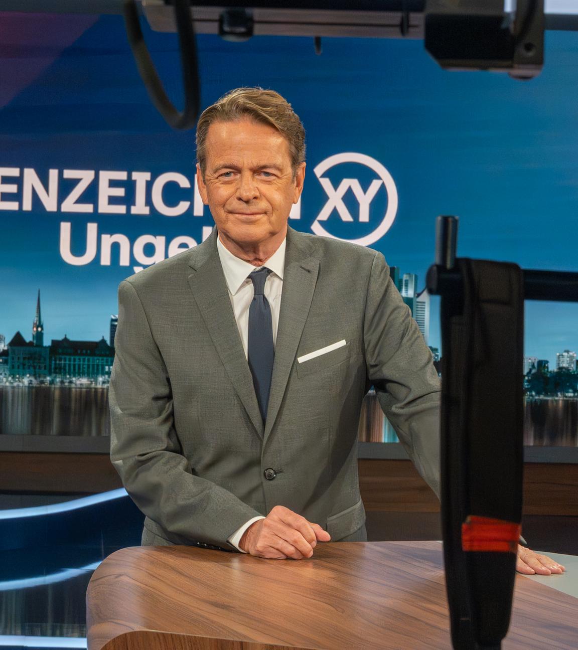Rudi Cerne vor ameras im Studio