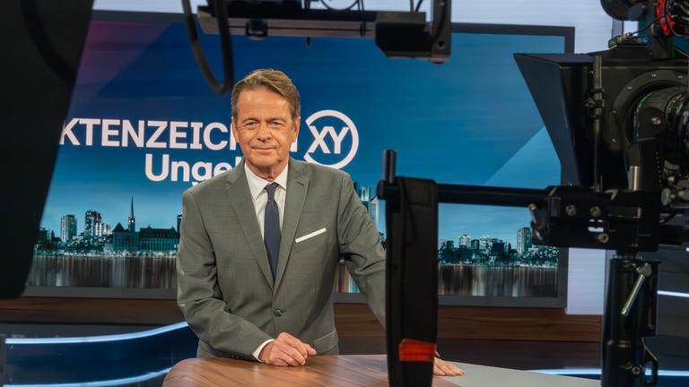 Rudi Cerne vor ameras im Studio