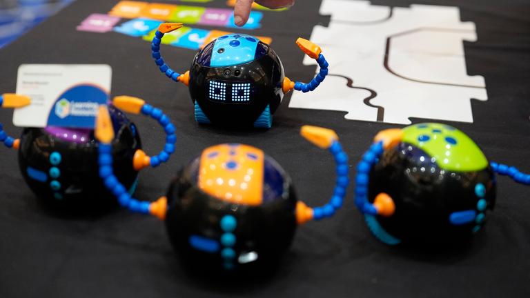 dpatopbilder - 07.01.2025, USA, Las Vegas: Der Roboter Cooper ist am Stand von Learning Resources auf der Pepcom im Vorfeld der CES Tech Show ausgestellt. Der MINT-freundliche Roboter soll Kindern im Alter von fünf Jahren helfen, die Grundlagen der Programmierung zu erlernen. Foto: John Locher/AP/dpa +++ dpa-Bildfunk +++